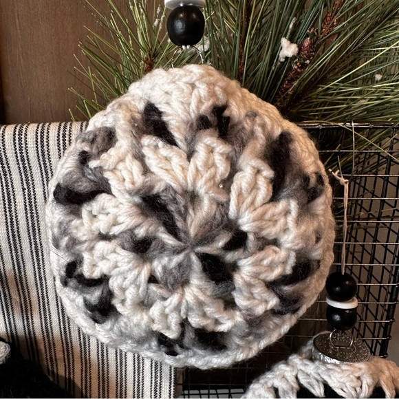 Hand knit/crochet Christmas, black-and-white granny, style baubles, set of 3 New - Picture 8 of 8